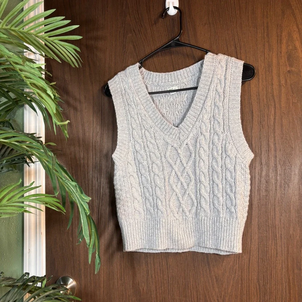 Aerie Gray Cable Knit Sweater Vest Cropped Sleeveless Pullover XS - Picture 1 of 6
